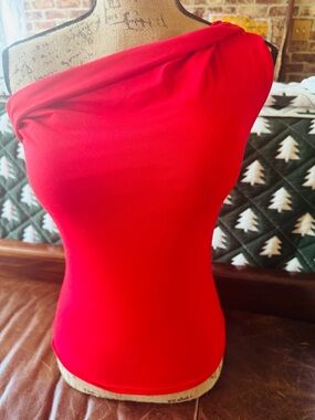 OGL TOP CAN BE WORN SO MANY WAYS NWT